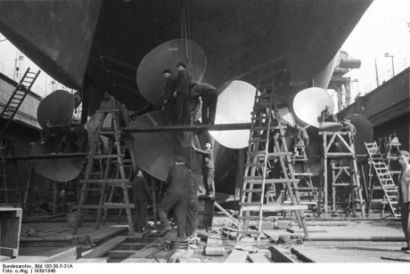 Bundesarchiv_Bild_193-30-5-31A,_Schlachtschiff_Bismarck.jpg